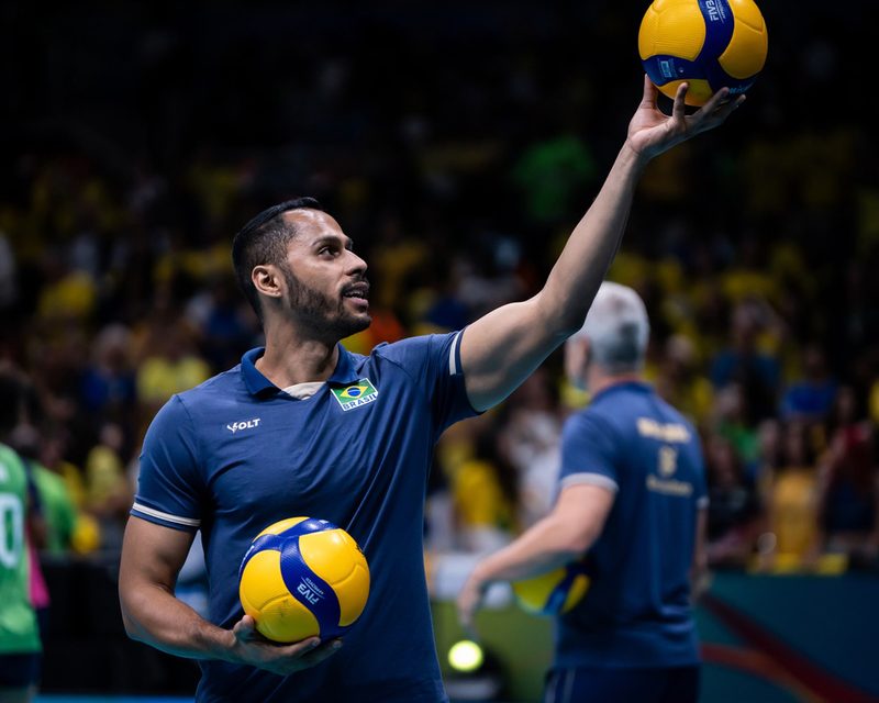 Treinador com a bola durante o aquecimento da seleção