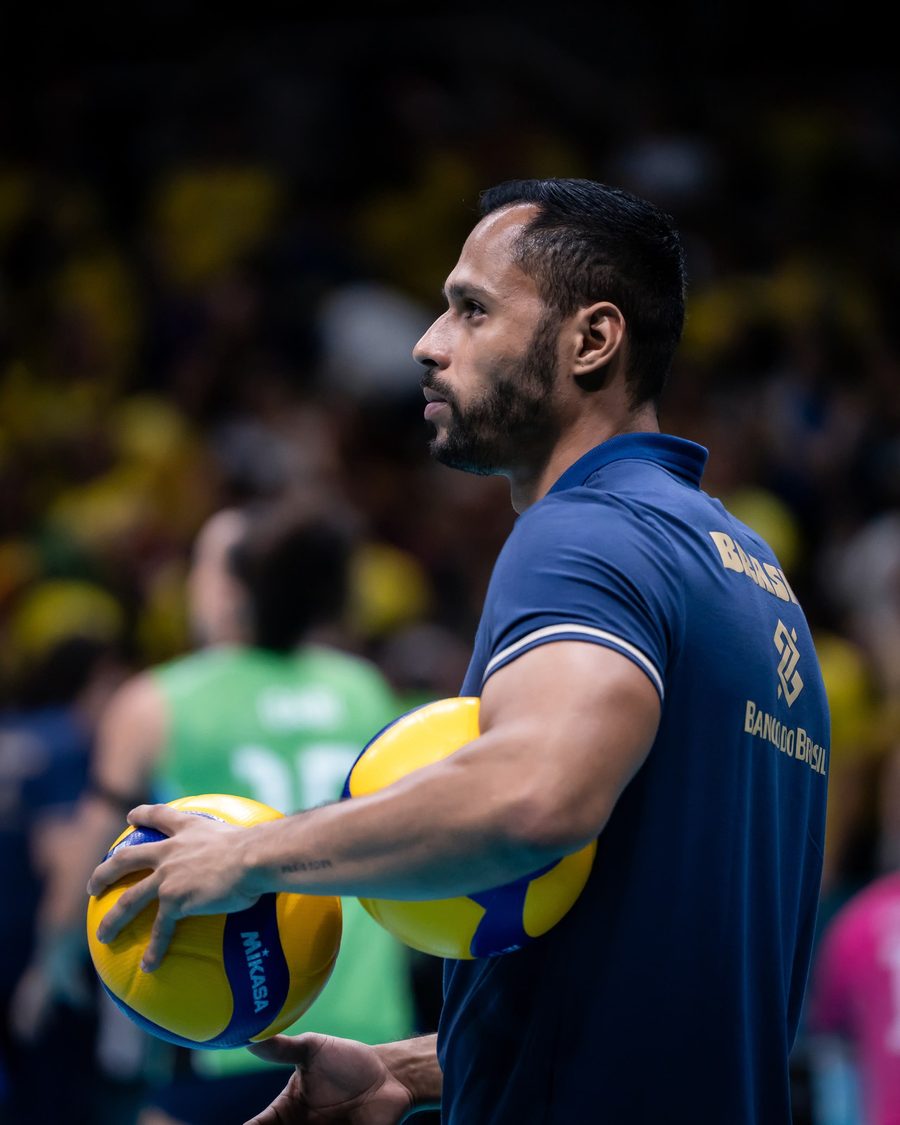 Fabão Marques com bolas de vôlei em quadra