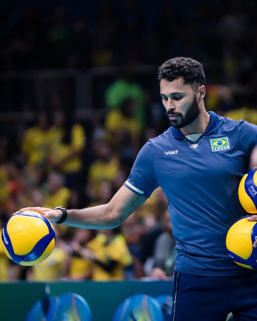 Treinador com bolas de vôlei no aquecimento