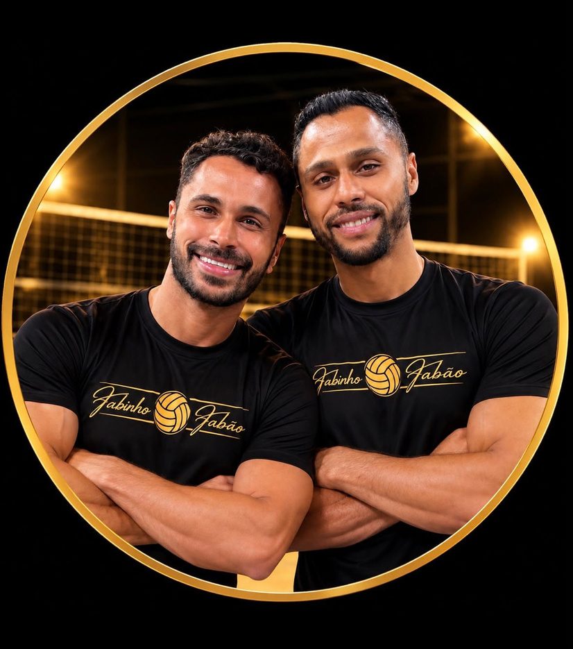 Fabinho e Fabão de braços cruzados, com camisetas da clínica