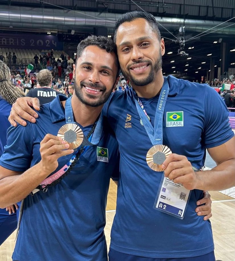 Fabinho e Fabão com as medalhas de bronze de Paris 2024