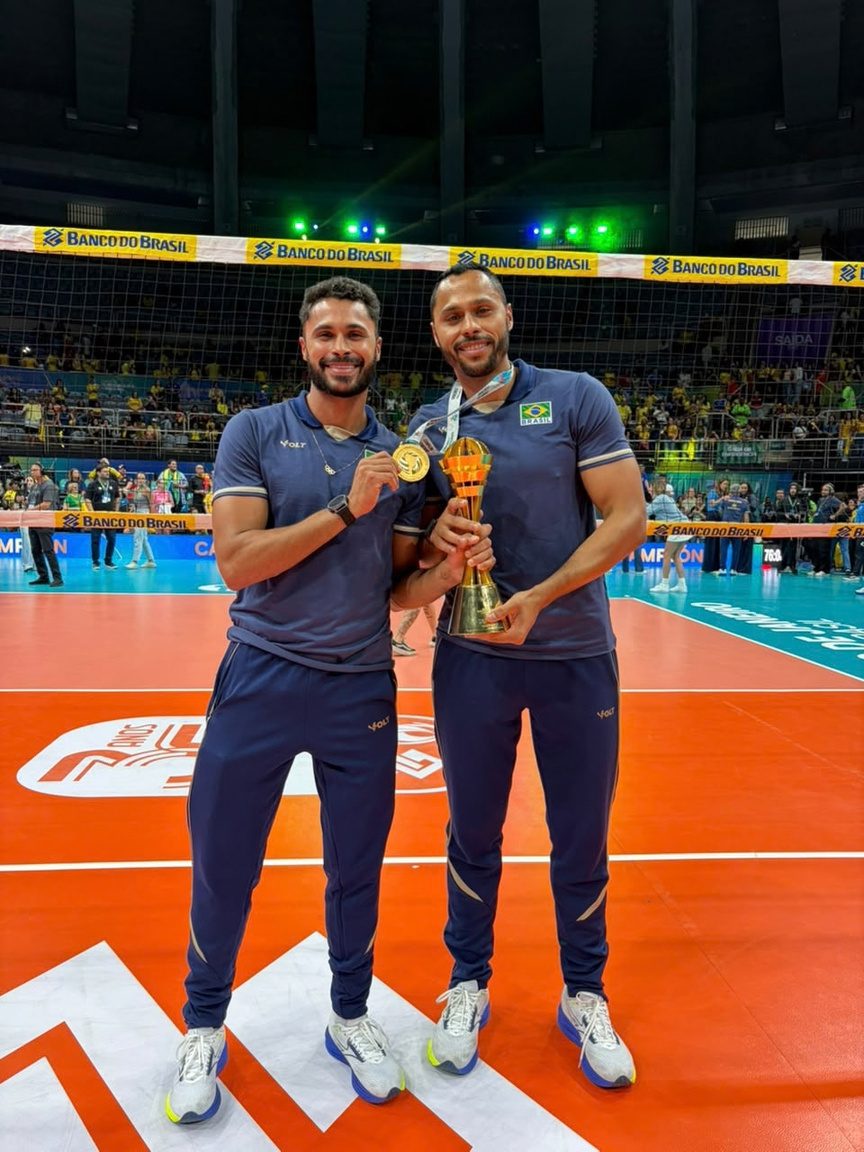 Fabinho e Fabão com medalha e troféu em quadra